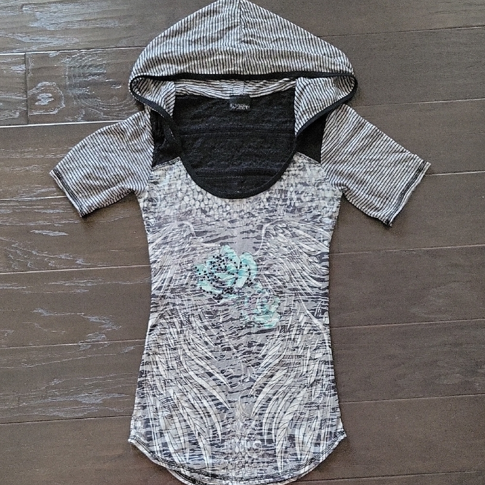 Daytrip Gray Graphic Fitted Short Sleeve Tee